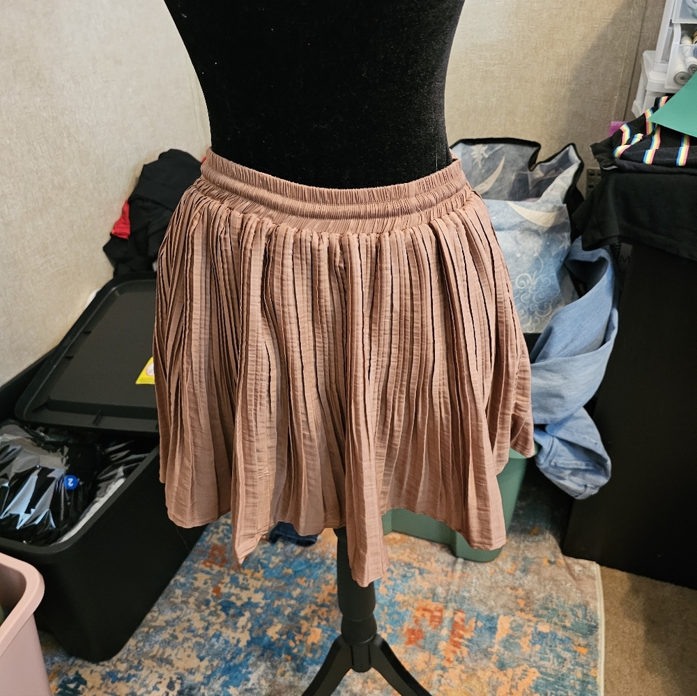 Pleated Rose Gold Skirt With Shorts - Picture 2 of 7
